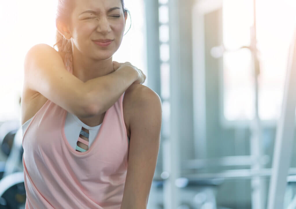 Deportista padece una lesión muscular en la espalda.
