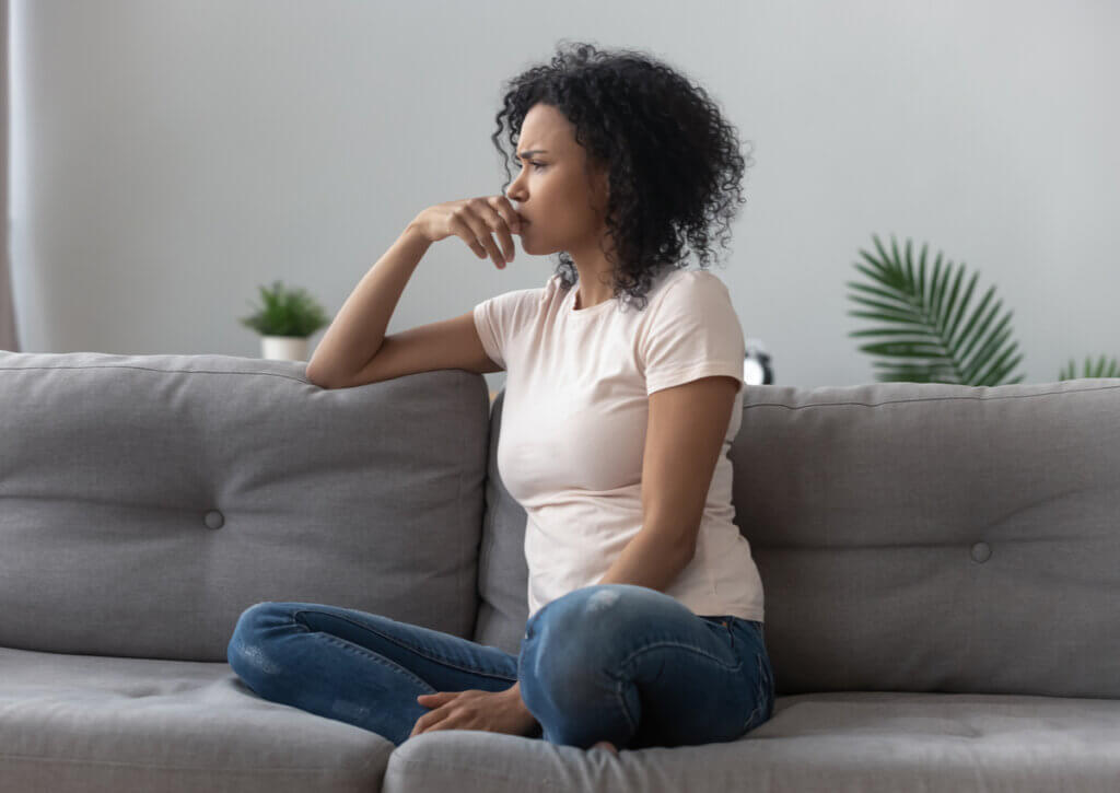 Mujer que padece de ansiedad y el síndrome de la cabaña.