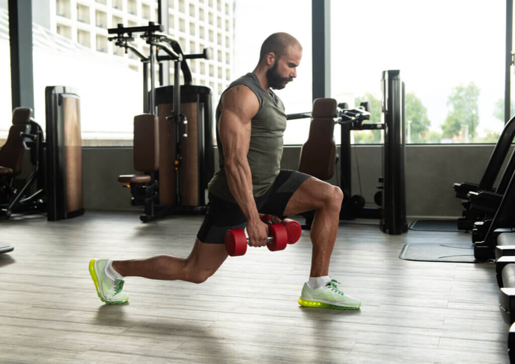 Los cuádriceps se trabajan con ejercicios como la zancada.