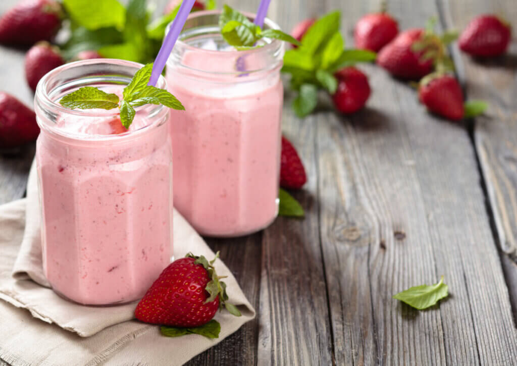 Batido de fresa como parte de la alimentación complementaria.