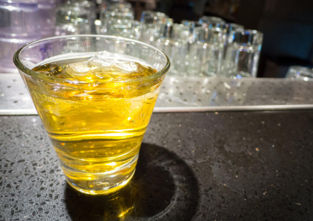 La combinación de bebidas energéticas con alcohol es peligrosa.