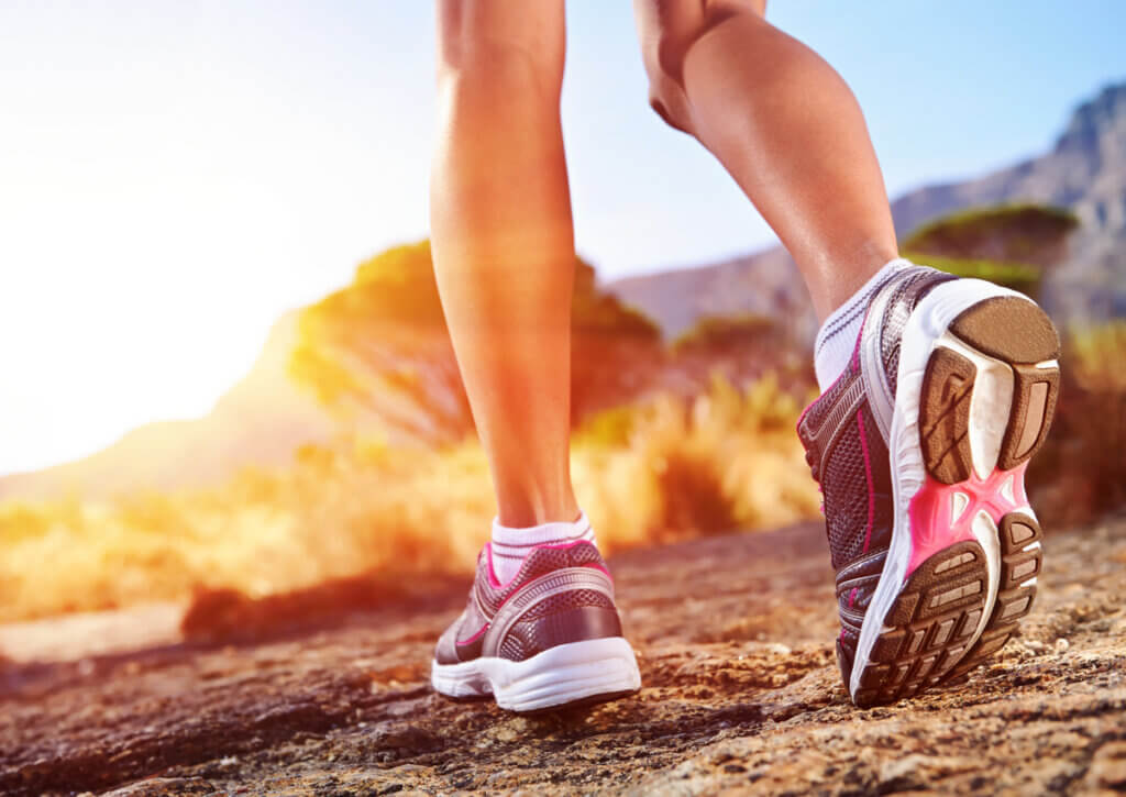 El calzado también es importante para cuidar las rodillas al hacer deporte.