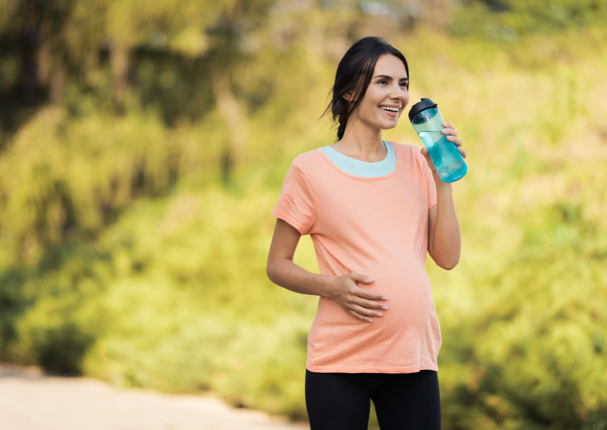 Afortunadamente, la caminata no está entre los ejercicios que no pueden hacer las embarazadas.