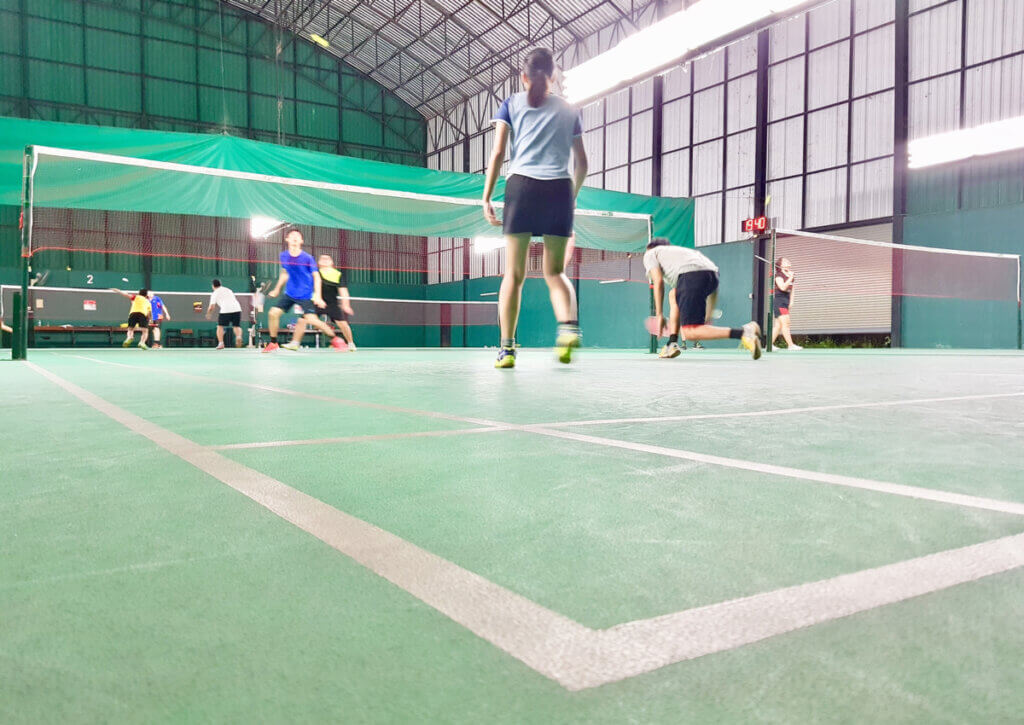 Varios equipos compiten en un torneo de bádminton.