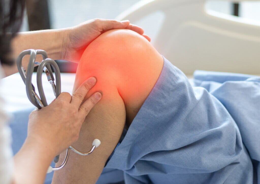 La tendinitis de pata de ganso produce dolor en la parte inferior de la rodilla.