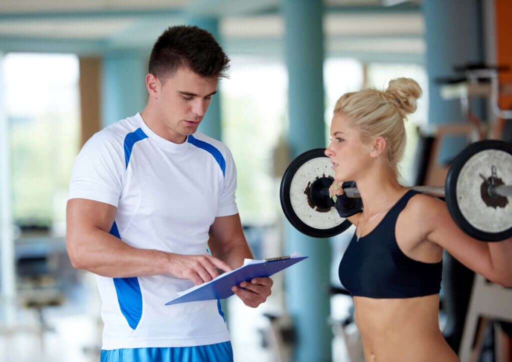 Mujer con esclerosis múltiple realiza entrenamiento personalizado y supervisado.