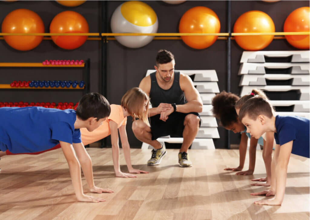 Grupo de niños realizando entrenamiento funcional.