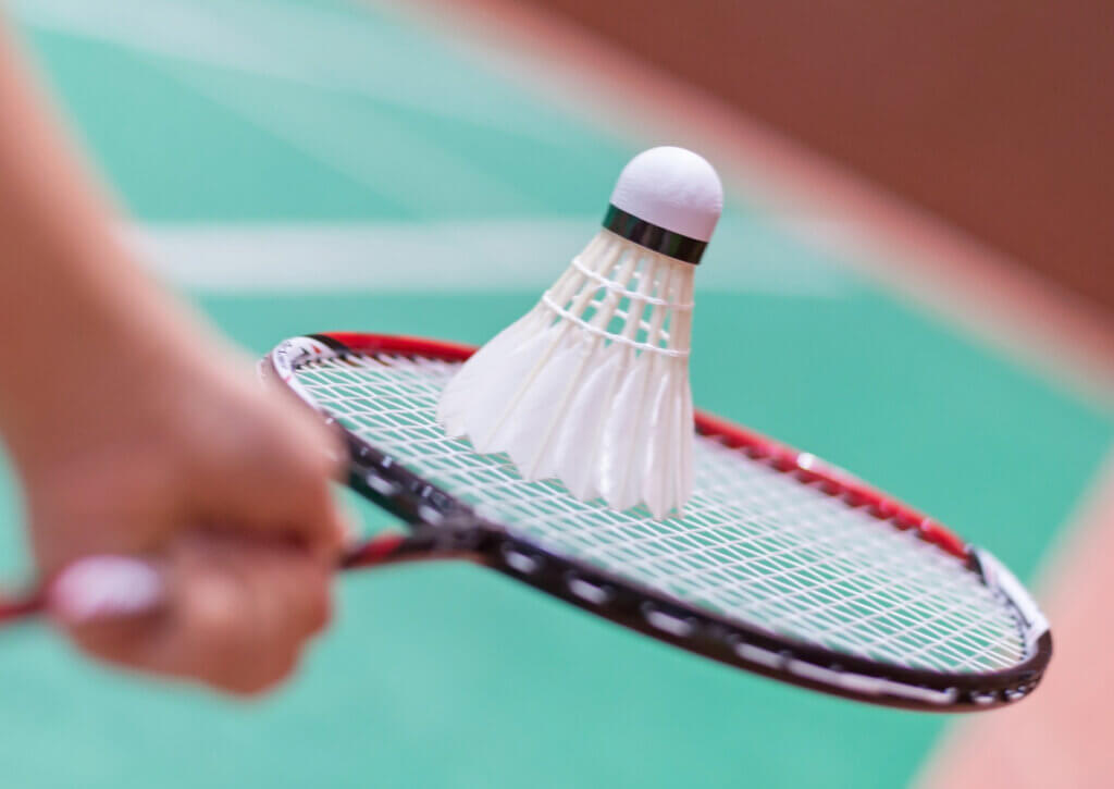 Uno de los beneficios del bádminton es que ayuda a bajar de peso.