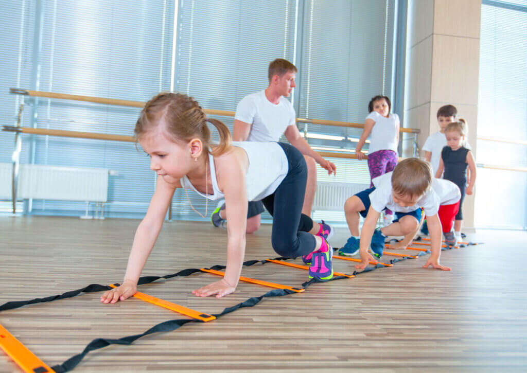 Entrenador planifica juegos para niños.