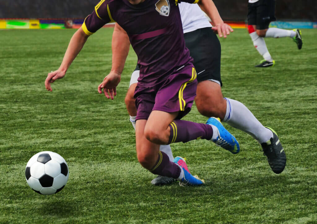 Muchas de las lesiones comunes en el fútbol se dan por el contacto.