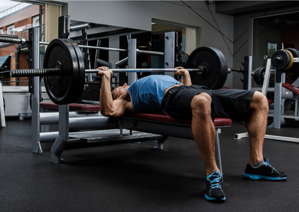 La prensa de pecho también ayuda a eliminar la grasa de la espalda.