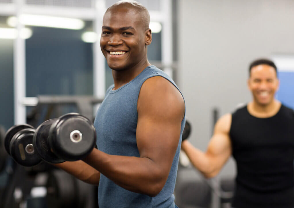 Hombre realizando entrenamiento de fuerza en el gimnasio.