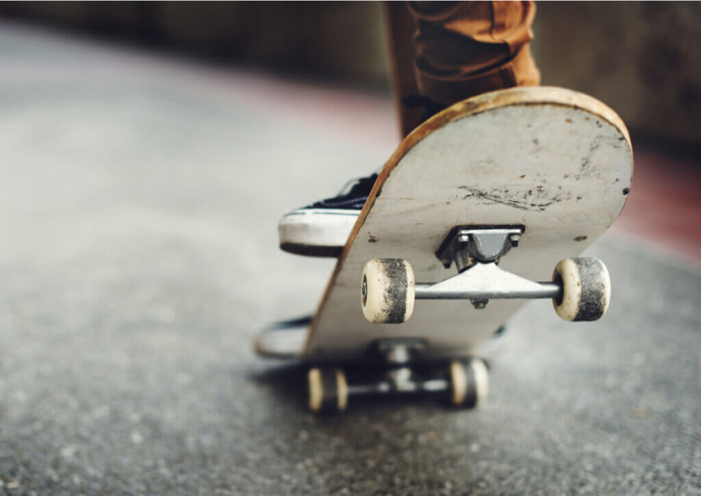 Las reglas del skateboard incluyen la patineta, el elemento principal de este deporte.