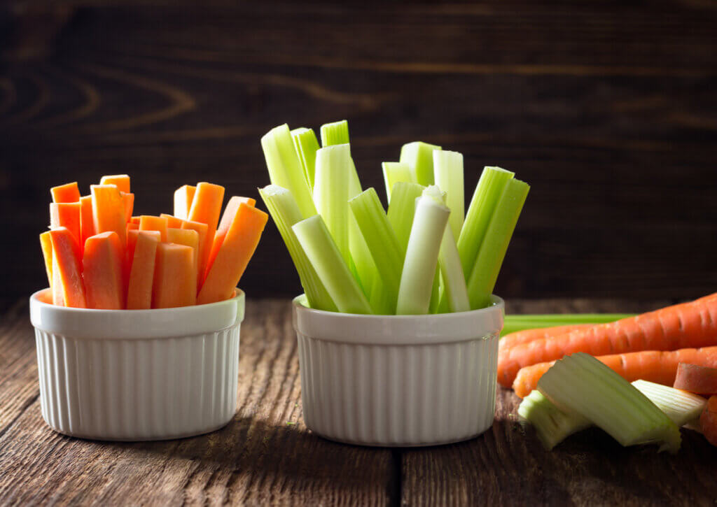 Es conveniente combinar el consumo de apio con otros vegetales.