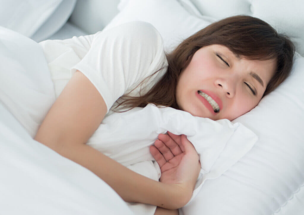 Mujer que padece de bruxismo al dormir.