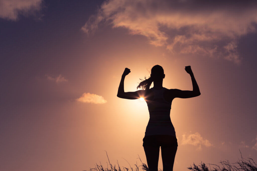Mujer orgullosa luego de una jornada de entrenamiento