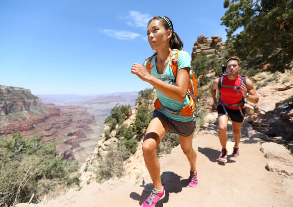 Corredora se esfuerza durante una prueba de ultrarresistencia.