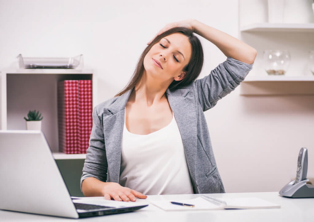 Los estiramientos de cuello son uno de los ejercicios para el bruxismo.