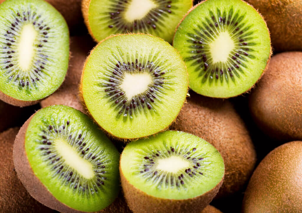 El kiwi es una fruta que destaca por su contenido de vitamina C.