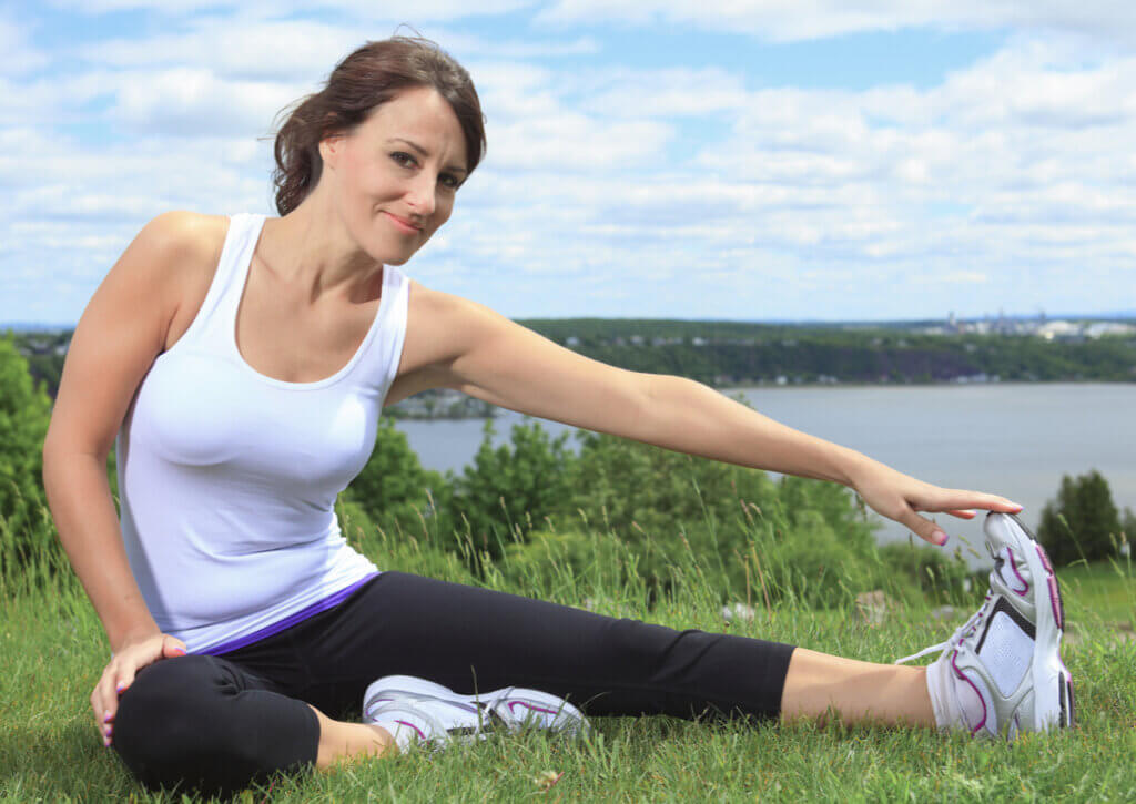 Mujer entrena para estar en forma a los 40 años.