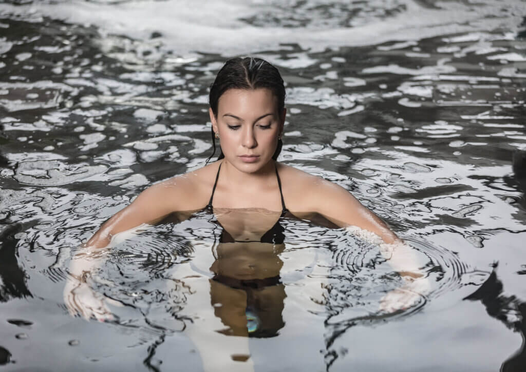 Mujer en una piscina en sesión de hidroterapia.