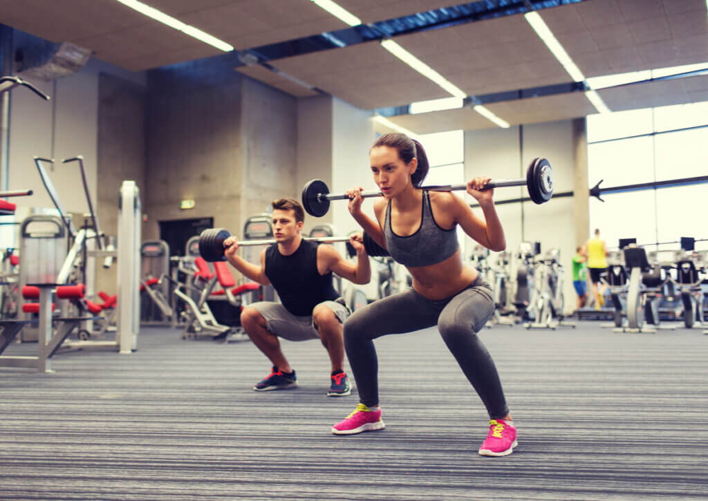 La sentadilla con peso es uno de los ejercicios de Grit Series que pueden realizarse.