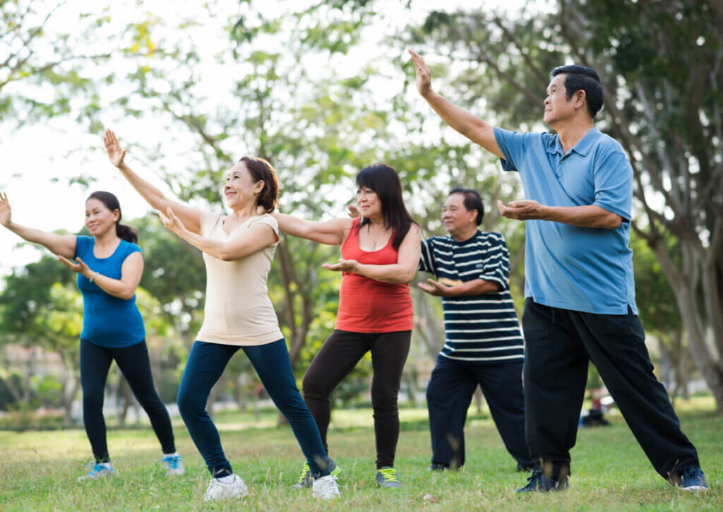 Grupo de personas en una clase de taichí al aire libre.
