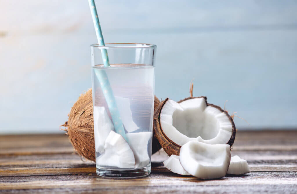 ¿Qué beneficios trae el agua de coco para la salud?