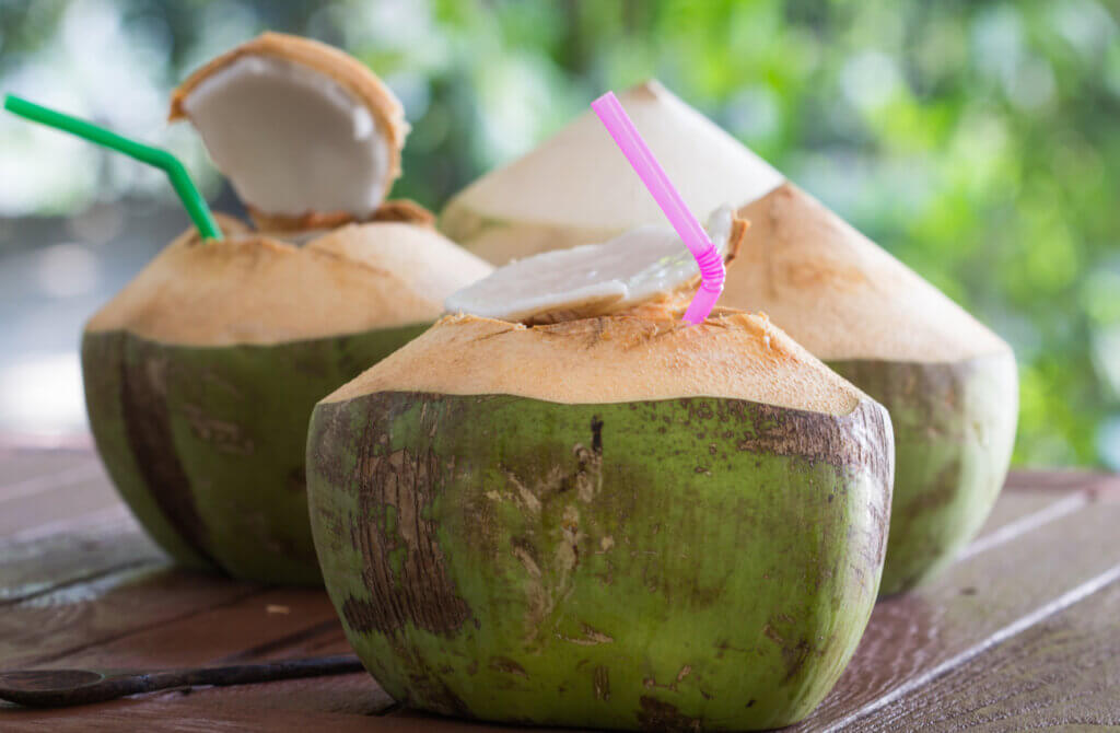 Cocos con sorbetes para tomar su agua directamente del fruto.