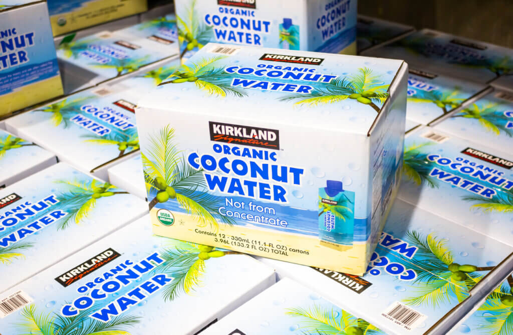 El agua de coco se puede encontrar en diferentes presentaciones.