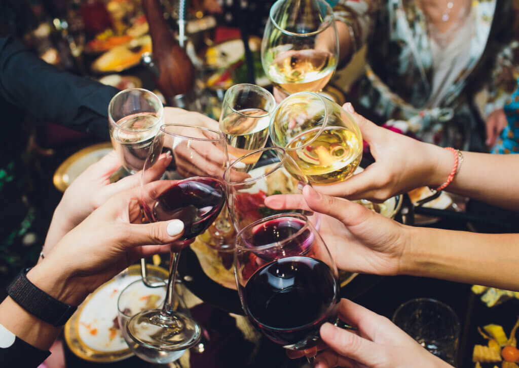 Limitar el consumo de alcohol es clave para evitar aumentar de peso en las vacaciones.