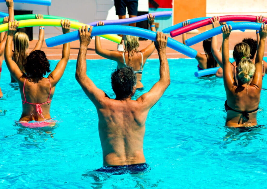 Grupo de personas realizando aquagym en una piscina.