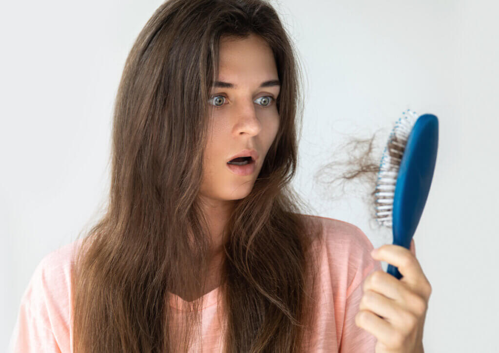 La caída del cabello es síntoma de la enfermedad de Hashimoto.