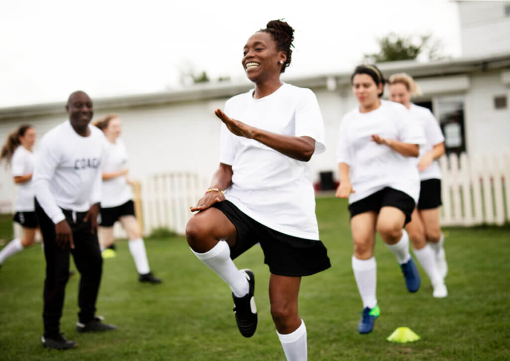 Equipo de fútbol femenino realizando un calentamiento.