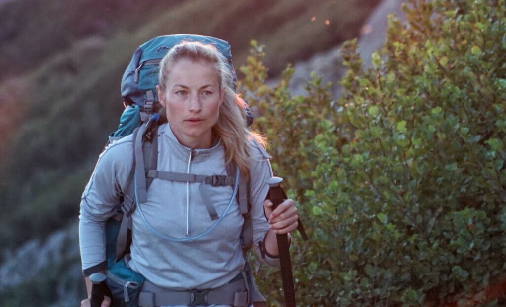 Mujer realizando nordic walking para tratar el cáncer de mama.