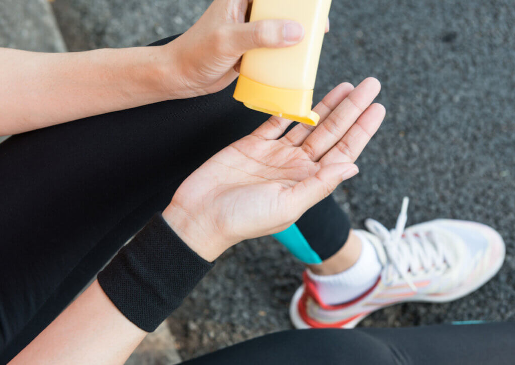 La hidratación es primordial para cuidar la piel al hacer deporte.