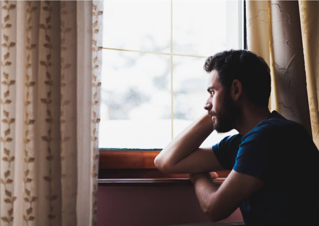 Joven que padece de depresión estacional durante el invierno.