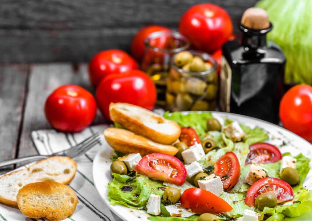 La dieta mediterránea limita el consumo de alimentos ultraprocesados.