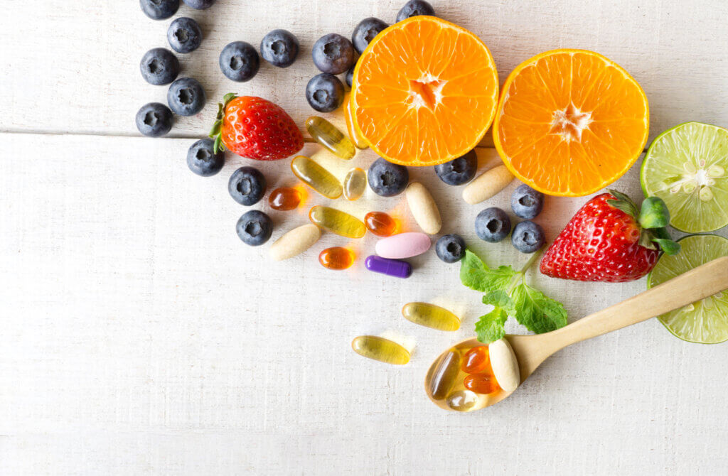 Las vitaminas hidrosolubles y liposolubles se pueden incorporar a través de la dieta o suplementos.