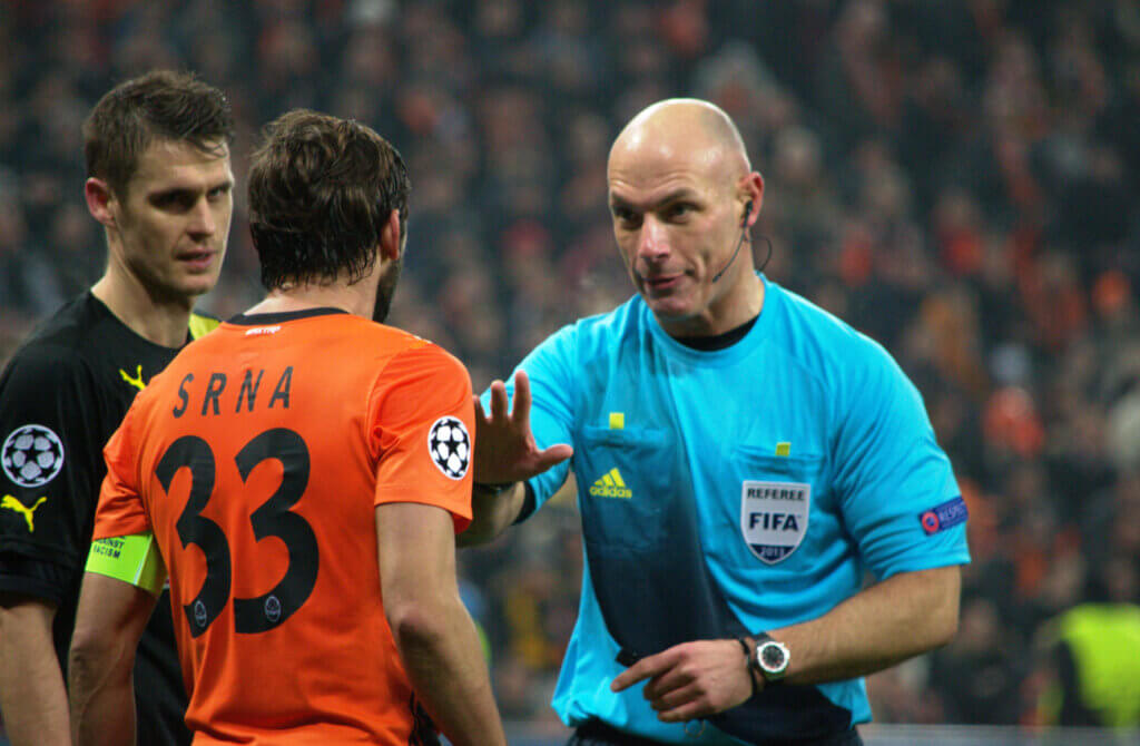 El árbitro Howard Webb dirigiendo un partido durante una Copa del Mundo.