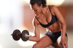 ¿Cómo ejercitar los bíceps si eres mujer?