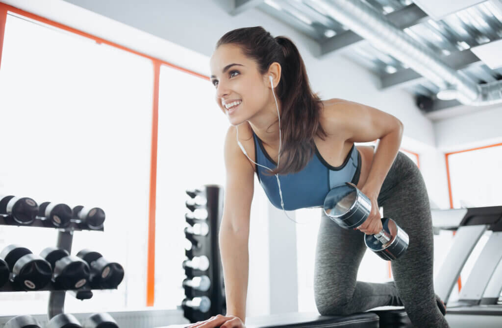 Mujer aprovecha la motivación de la música en el entreno.