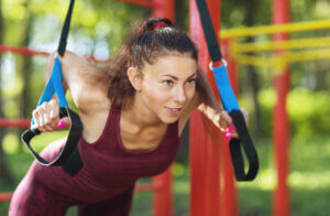 ¿Se puede levantar el pecho con ejercicios?