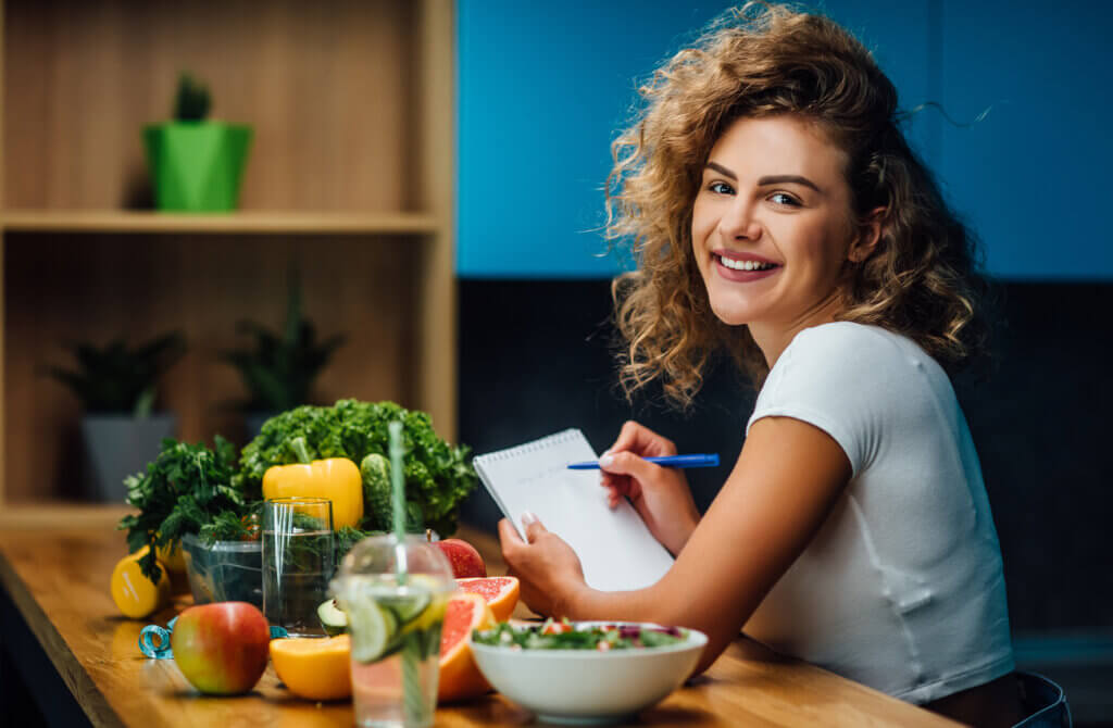 Mujer planificando la dieta y los objetivos para un nuevo año.