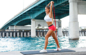 3 ejercicios con banda elástica para tríceps