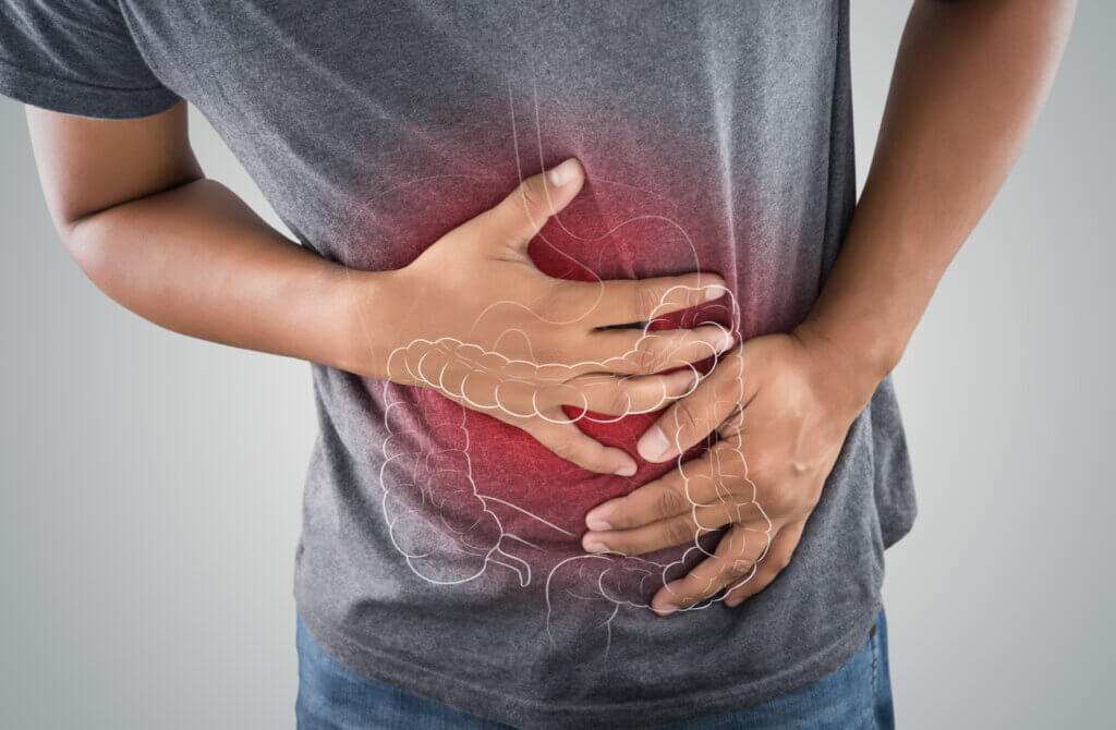 Hombre que padece de dolores por el síndrome del colon irritable.