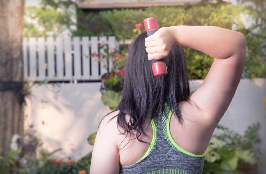 La extensión de antebrazo es otro ejercicio útil para combatir los brazos flácidos.