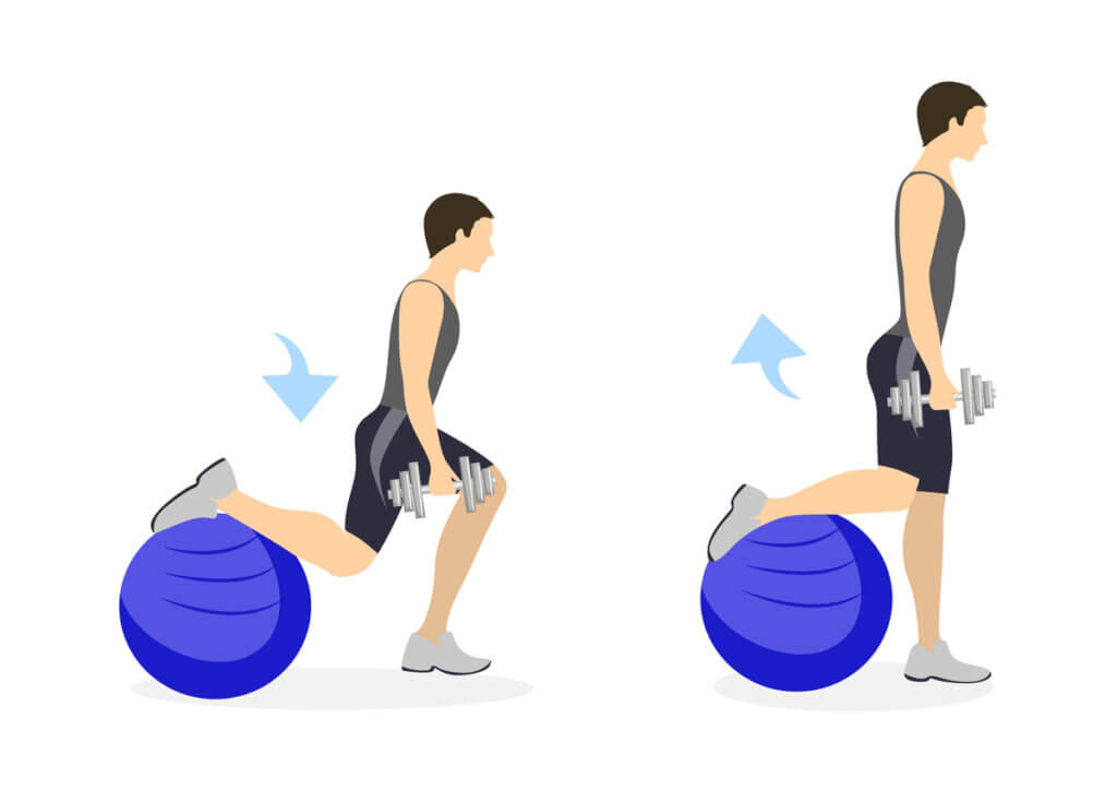 La zancada es uno de los ejercicios con pelota de pilates para hacer en casa.