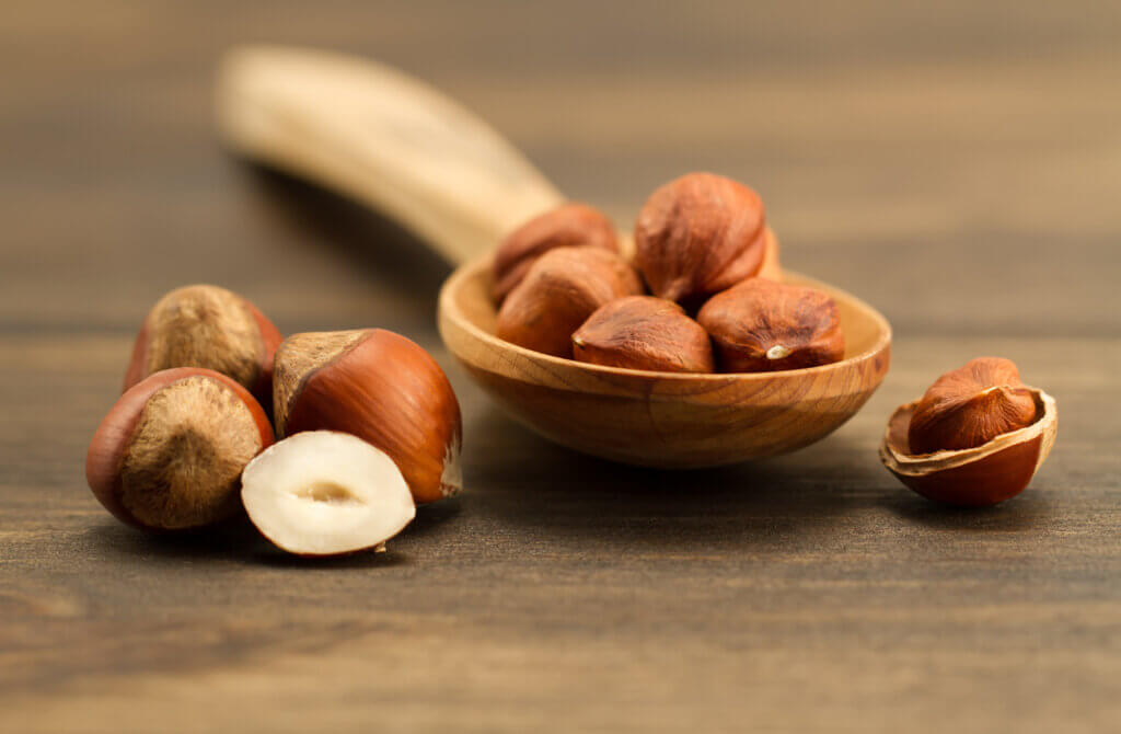 Las avellanas presentan beneficios para la salud por su contenido de nutrientes.