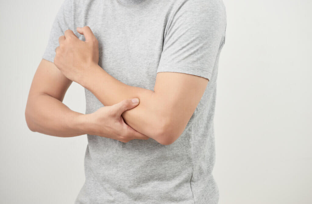 Las causas del codo de tenista se relacionan con el sobreuso de la región.